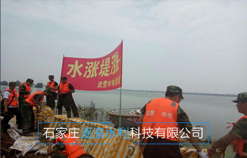 河北沿海地區(qū)，現(xiàn)場(chǎng)為堵水墻建設(shè)工作進(jìn)行中