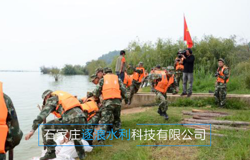 河南黃河沿岸地帶，利用防汛沙袋進(jìn)行擋水工作