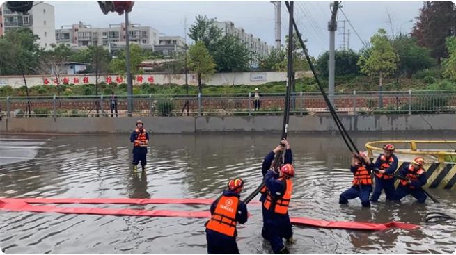 麒麟?yún)^(qū)遭暴雨突襲|部分道路積水嚴(yán)重，消防緊急排澇解憂