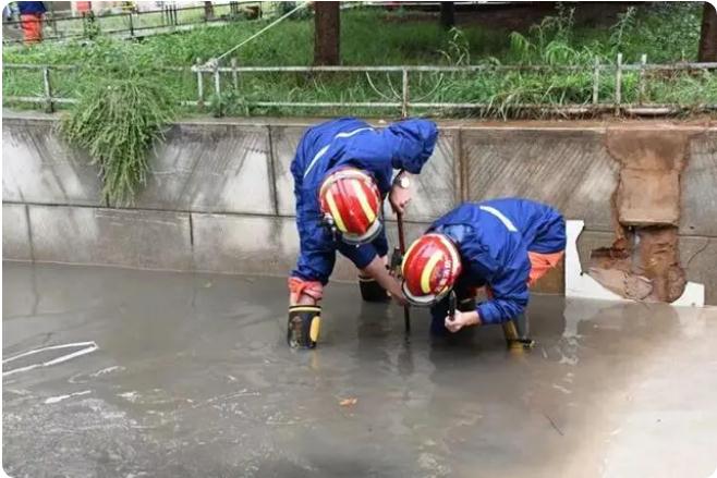 麒麟?yún)^(qū)遭暴雨突襲|部分道路積水嚴(yán)重，消防緊急排澇解憂